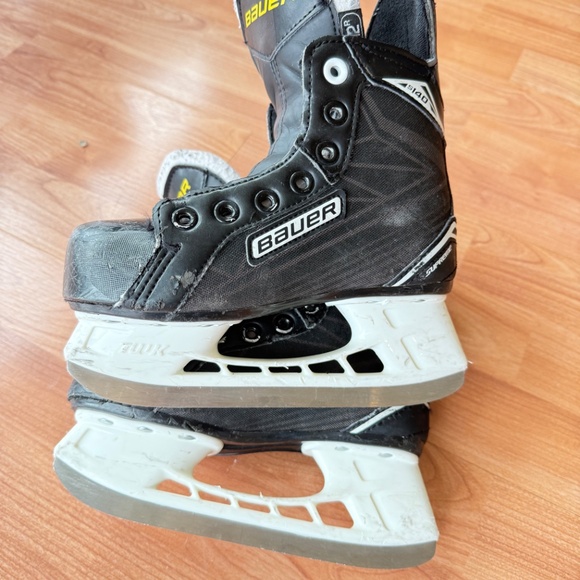 Bauer youth hockey skates size 12 - Picture 2 of 4
